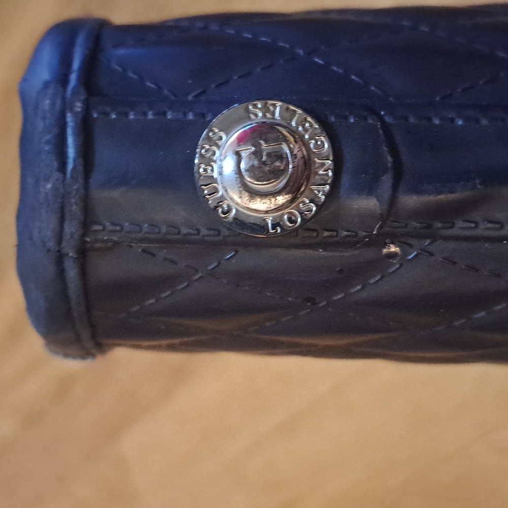 GUESS - Picture 3 of 4